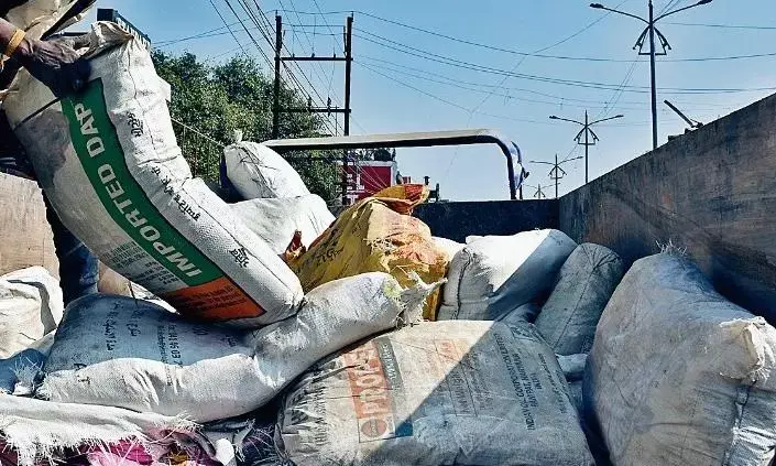40 टन अमानक पॉलीथिन जब्त, लगाया 1 लाख जुर्माना