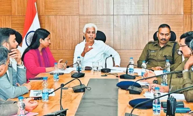 ग्वारीघाट में झंडा चौक के पास वाहनों को रोक दें, ई-रिक्शा चलाएँ