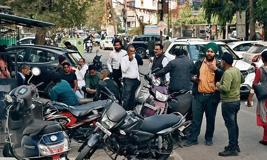 शहर के पॉश इलाके भी अतिक्रमण की चपेट में, सड़क पर खड़े कर रहे वाहन, लग रहा जाम