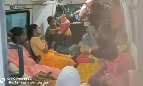 एलटीटी ऑपरेशन के बाद दर्द से कराहती महिलाओं को एम्बुलेंस में जानवरों की तरह ठूसकर ले गया ड्राइवर