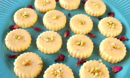 मिल्क पाउडर से झटपट बनाएं दूध के सॉफ्ट-सॉफ्ट पेड़े, सिर्फ इस एक सामग्री से आ जाएगा मार्केट वाला स्वाद मिल्क पाउडर से झटपट बनाएं दूध के सॉफ्ट-सॉफ्ट पेड़े, सिर्फ इस एक सामग्री से आ जाएगा मार्केट वाला स्वाद