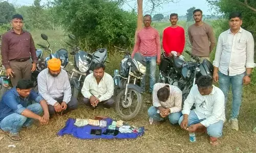 हलदगांव के खेत में चल रहे जुआ अड्डे पर मारा छापा , 5 गिरफ्तार, 2 फरार