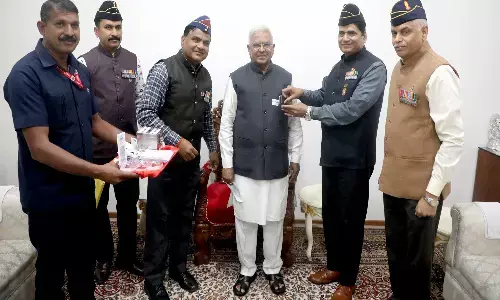 राज्यपाल श्री पटेल को ध्वज लगाया राज्यपाल श्री पटेल को ध्वज लगाया