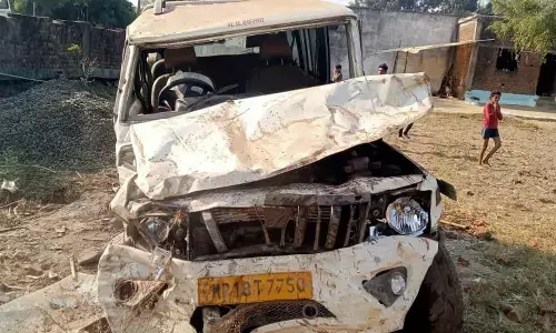 अनियंत्रित बोलरो कई पलटी खाकर दीवार से टकराई, चार घायल