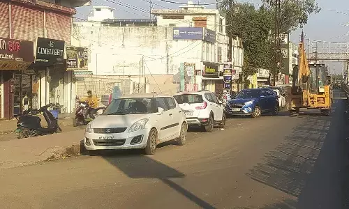 बेहतर यातायात के लिए करोड़ों रूपए से तैयार मॉडल रोड का दुरुपयोग