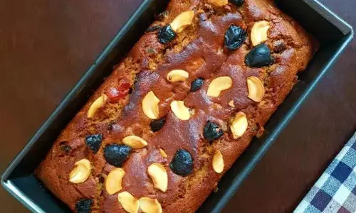 इस क्रिसमस घर पर ही बनाएं बिना अंडे का टेस्टी और फ्लफी प्लम केक, खाकर आ जाएगा मजा