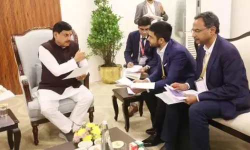 नर्मदापुरम रीजनल इंडस्ट्री कॉन्क्लेव में आये निवेशकों से सीएम ने की वन टू वन चर्चा, सभी को राज्य में उपलब्ध श्रम संसाधन, व्यापार अनुकूल नीतियों और प्रोत्साहनों से कराया अवगत