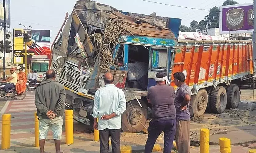 टिप्पर ने ट्रक को उड़ाया, बेकाबू कार पलटी, यातायात हुआ प्रभावित