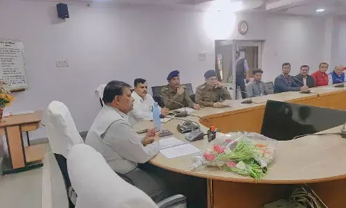 अब सड़कों पर नहीं होगी बसों की धमा-चौकड़ी, एसपी ने बस संचालकों की बैठक लेकर दिए निर्देश अब सड़कों पर नहीं होगी बसों की धमा-चौकड़ी, एसपी ने बस संचालकों की बैठक लेकर दिए निर्देश