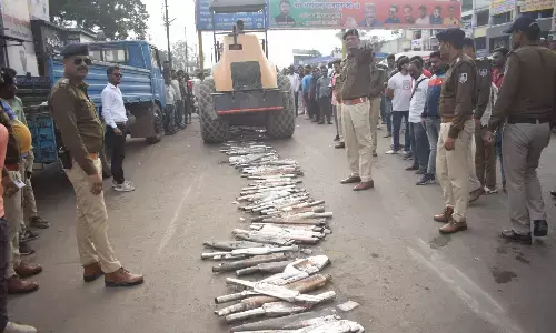 पुलिस का एक्शन, 175 मॉडिफाई साइलेंसर पर चलाया बुलडोजर पुलिस का एक्शन, 175 मॉडिफाई साइलेंसर पर चलाया बुलडोजर