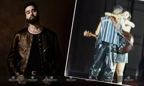 एपी ढिल्लों के कॉन्सर्ट में पहुंची एक्ट्रेस मलाइका अरोड़ा, सिंगर को स्टेज पर लगाया गले, वीडियो सोशल मीडिया पर वायरल