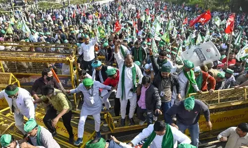 शंभू बॉर्डर पर उग्र हुआ किसानों का दिल्ली मार्च, पुलिस ने प्रदर्शनकारियों को खदड़ने के लिए दागे आंसू गैस के गोले, सीमा पर बढ़ाई सुरक्षा