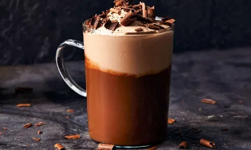 सर्दियों के मौसम में पीना चाहते हैं कुछ अच्छा, तो करें हॉट चॉकलेट की इस रेसिपी को ट्राई