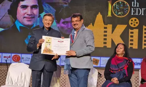 खजुराहो अंतराष्ट्रीय फिल्म फेस्टिवल में अतिरिक्त महाधिवक्ता धीरेन्द्र सिंह सम्मानित, फिल्म निर्देशक एवं अभिनेता भरत देसाई ने किया सम्मानित