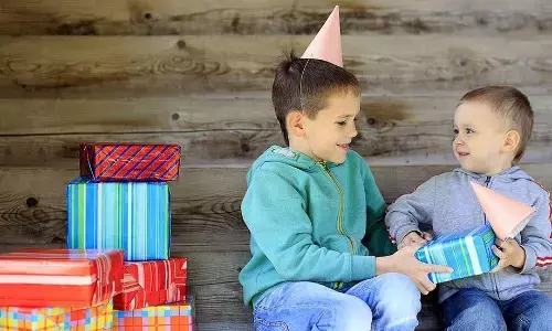 इस क्रिसमस बच्चों को सिखाएं ये अच्छी आदत, उन्हें सिखाएं इस त्योहार का असली मतलब, जगाएं उनमें मदद करने की भावना