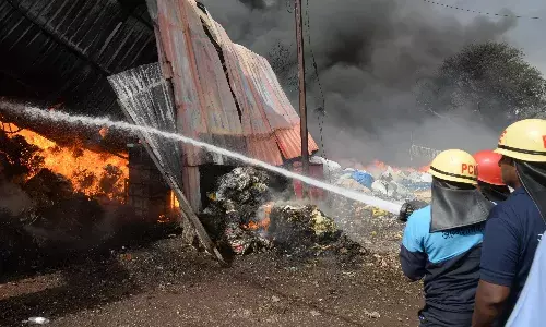 स्क्रैप मार्केट में भीषण आग लगने से 100 के करीब गोदाम हुए खाक, करोड़ों का माल स्वाहा