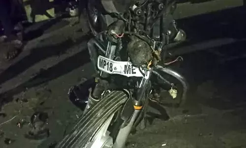 मोटरसाइकिल में आमने-सामने की भिड़ंत, 2 की मौत, 2 घायल मोटरसाइकिल में आमने-सामने की भिड़ंत, 2 की मौत, 2 घायल