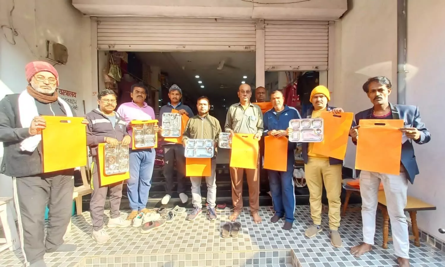 प्रयागराज महाकुंभ २०२५ के लिए लोगों ने एकत्रित किये एक थैला व एक थाली प्रयागराज महाकुंभ २०२५ के लिए लोगों ने एकत्रित किये एक थैला व एक थाली