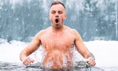 न्यू ईयर के ठंडे सीजन में सैकड़ों लोग जमा होते हैं इस बर्फीले पानी में लगाने के लिए डुबकी, जानें क्या है इस अजीबोगरीब परंपरा के पीछे का राज न्यू ईयर के ठंडे सीजन में सैकड़ों लोग जमा होते हैं इस बर्फीले पानी में लगाने के लिए डुबकी, जानें क्या है इस अजीबोगरीब परंपरा के पीछे का राज