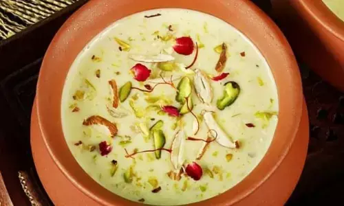 घर पर सबका मुंह मीठा कराने के लिए बनाएं रबड़ी, इस रेसिपी की लें मदद, टेस्ट की सब करेंगे तारीफ