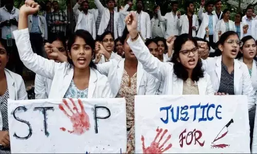 पीड़िता की वकील ने बीच में छोड़ा केस, बयान जारी कर बताई ये वजह पीड़िता की वकील ने बीच में छोड़ा केस, बयान जारी कर बताई ये वजह