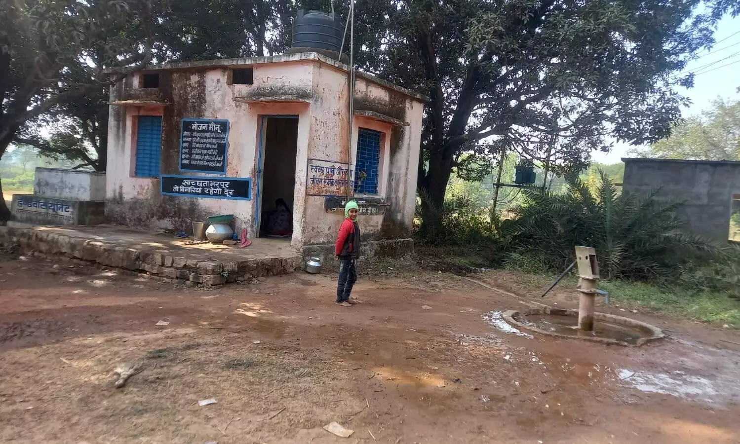 धर्मपुरा माध्यमिक शाला भवन की स्थिति जर्जर, बाउण्ड्रीवाल न होने से नहीं हो पा रही सुरक्षा धर्मपुरा माध्यमिक शाला भवन की स्थिति जर्जर, बाउण्ड्रीवाल न होने से नहीं हो पा रही सुरक्षा