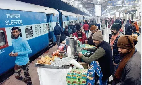अवैध रास्तों से ट्रेनों में यात्रियों तक पहुँच रहा खाना अवैध रास्तों से ट्रेनों में यात्रियों तक पहुँच रहा खाना
