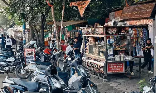 पोलीपाथर में एनएमटी पर ही सज गई चौपाटी, लग रहा जाम पोलीपाथर में एनएमटी पर ही सज गई चौपाटी, लग रहा जाम