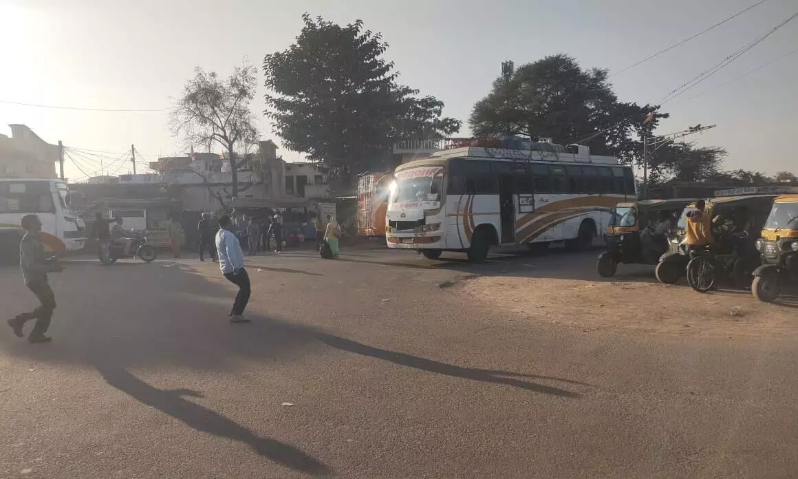 अघौषित बस स्टाप बना डायमण्ड तिराहा, दुर्घटनाओं का बढ़ा खतरा, बस चालक, परिचालक नहीं मान रहे यातायात और परिवहन के निर्देश अघौषित बस स्टाप बना डायमण्ड तिराहा, दुर्घटनाओं का बढ़ा खतरा, बस चालक, परिचालक नहीं मान रहे यातायात और परिवहन के निर्देश