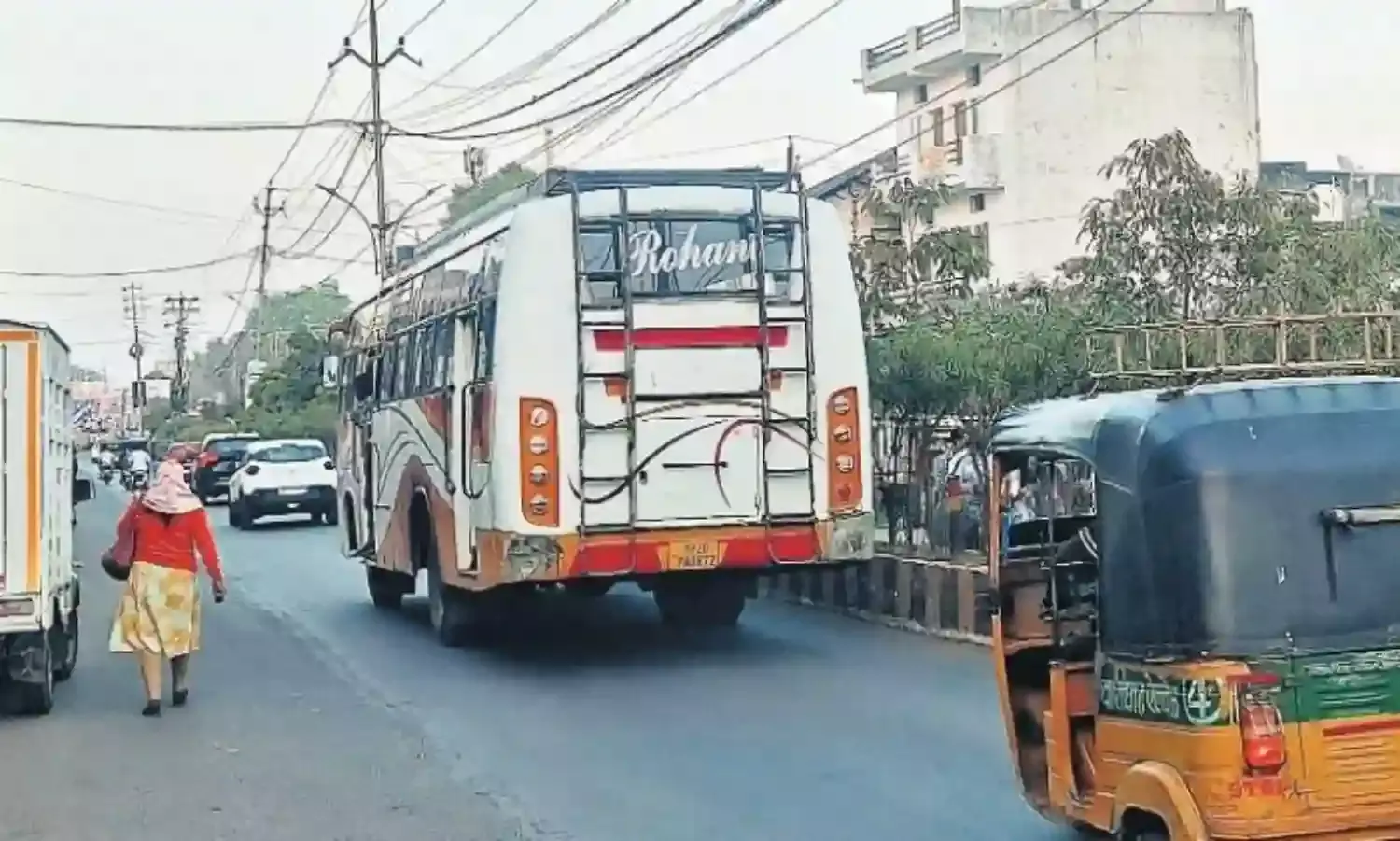 बीच शहर से होकर गुजर रहीं मंडला की बसें, चाहे जब लग जाता है जाम