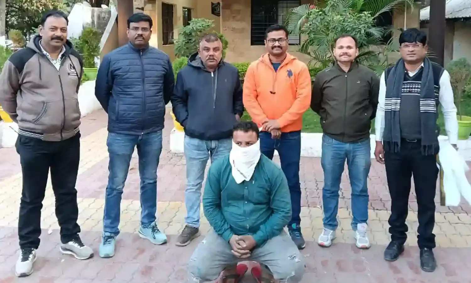 ट्रेन से सफर कर रेकी के बाद दिन दहाड़े करता था चोरी , पकड़ा गया