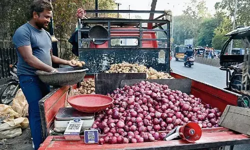मानसिक रूप से प्रताड़ित कर रहे फेरी वालों के लाउडस्पीकर, साइलेंट जोन तक की परवाह नहीं मानसिक रूप से प्रताड़ित कर रहे फेरी वालों के लाउडस्पीकर, साइलेंट जोन तक की परवाह नहीं