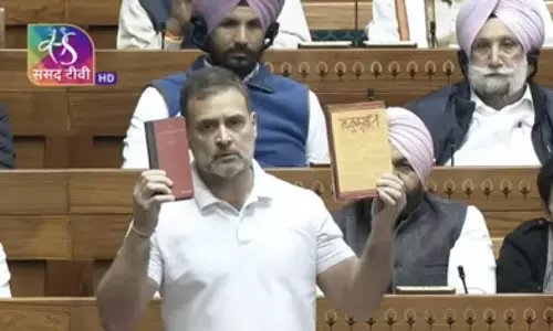संविधान के साथ मनुस्मृति लेकर सदन में पहुंचे राहुल गांधी, एकलव्य की कहानी सुना कर बीजेपी पर साधा निशाना