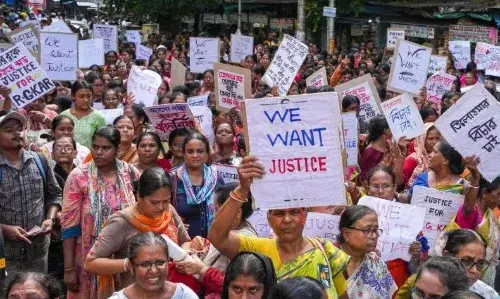 हमें और मजबूती से विरोध करना होगा..., CBI पर आरोप लगाए हुए पीड़िता के पिता ने अदालत से न्याय की गुहार लगाई