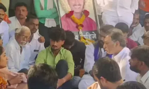 सरपंच हत्याकांड मामले में पर संभाजी राजे का फूटा गुस्सा, अजित पवार से कर दी यह मांग सरपंच हत्याकांड मामले में पर संभाजी राजे का फूटा गुस्सा, अजित पवार से कर दी यह मांग