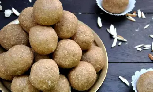 ठंड के मौसम में सबका रखें ख्याल, गोंद के लड्डू की इस आसान  रेसिपी को करें ट्राई, एकदम गोल-गोल बनेंगे स्वादिष्ट और हेल्दी लड्डू