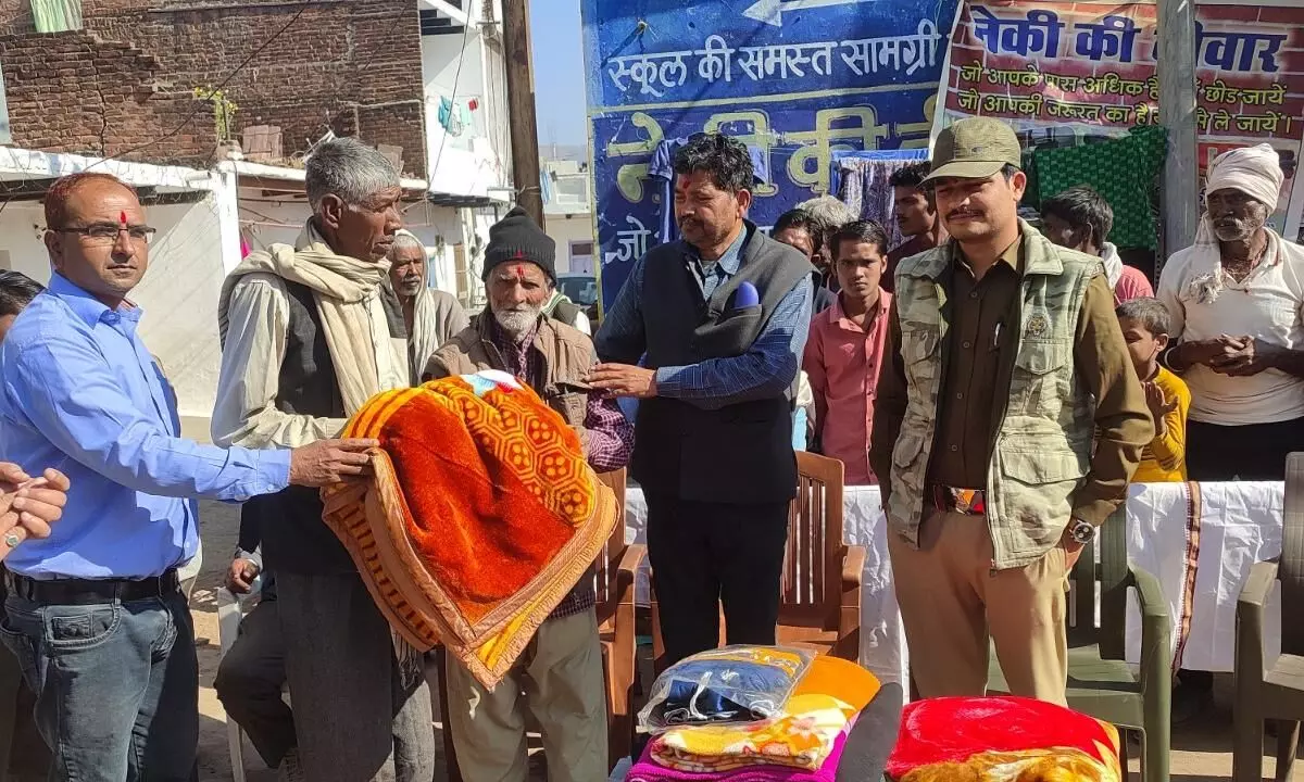 नेकी की दीवार में जरूरतमंदों को वस्त्र किये वितरित नेकी की दीवार में जरूरतमंदों को वस्त्र किये वितरित
