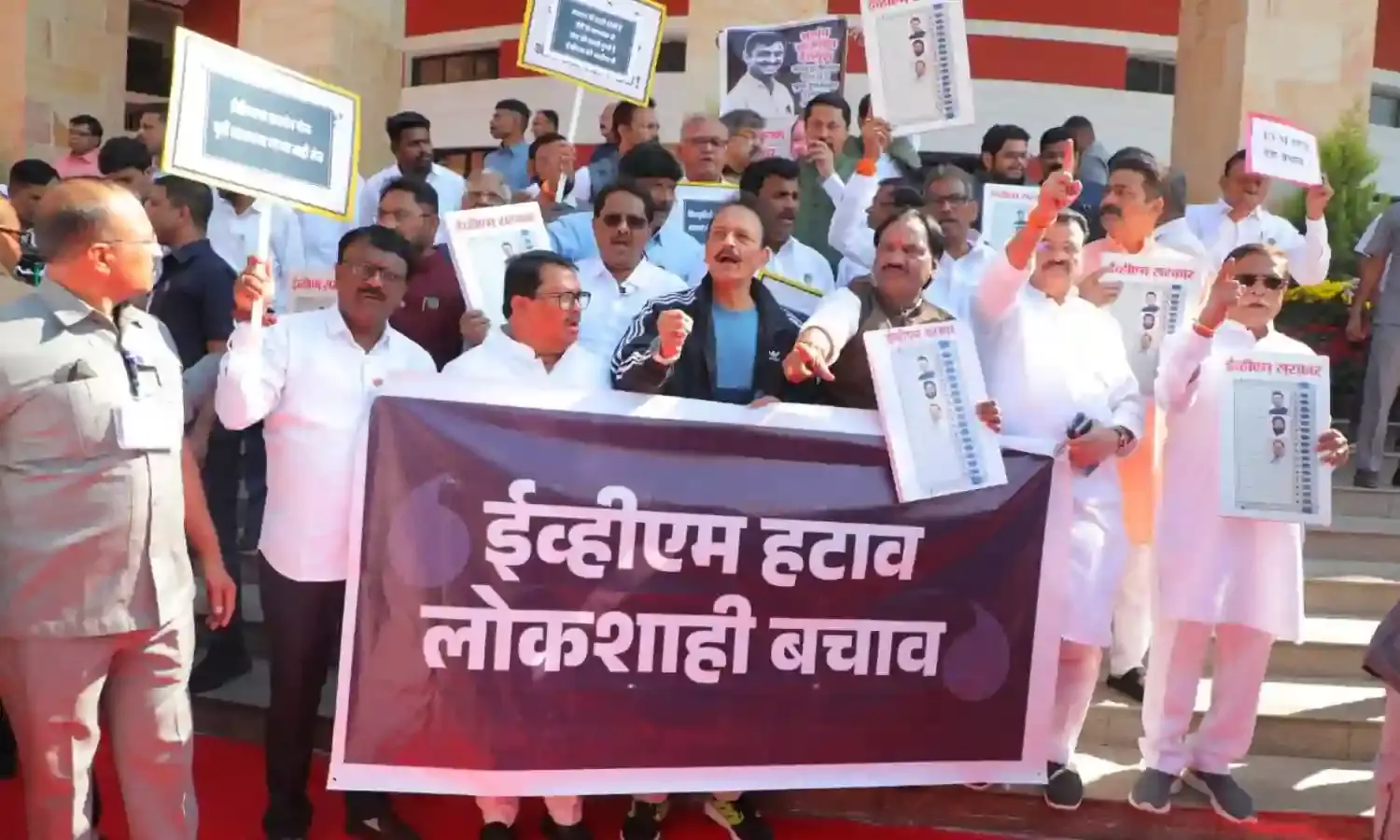 नागपुर विधान भवन पहुंचा ईवीएम का मुद्दा, विपक्ष ने लगाए ईवीएम हटाओ के नारे