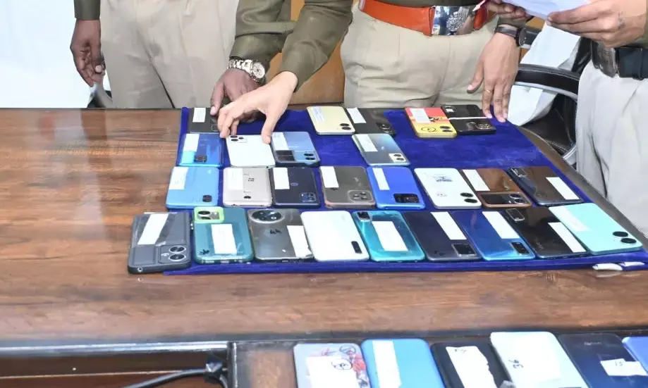 मोबाइल वापस पाकर खिले चेहरे, कोतवाली पुलिस ने पांच गुम मोबाइल लौटाए