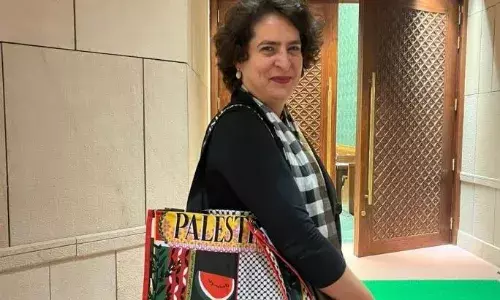 एक बार फिर दिखा प्रियंका का फिलिस्तीन प्रेम, खास बैग के साथ पहुंची संसद, सोशल मीडिया पर वायरल हो रही फोटो