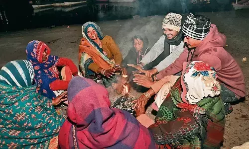 उत्तर से आ रहीं बर्फीली सर्द हवाओं से काँपा शहर, पारा नीचे की ओर उत्तर से आ रहीं बर्फीली सर्द हवाओं से काँपा शहर, पारा नीचे की ओर