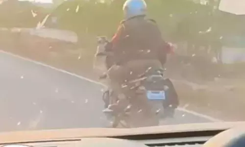 कैदी को पकड़ा दी सिपाही ने बाइक, पीछे पैसेंजर बनकर बैठा पुलिसकर्मी, सोशल मीडिया पर वायरल हो रहा वीडियो, एसपी ने जांच के दिए आदेश कैदी को पकड़ा दी सिपाही ने बाइक, पीछे पैसेंजर बनकर बैठा पुलिसकर्मी, सोशल मीडिया पर वायरल हो रहा वीडियो, एसपी ने जांच के दिए आदेश