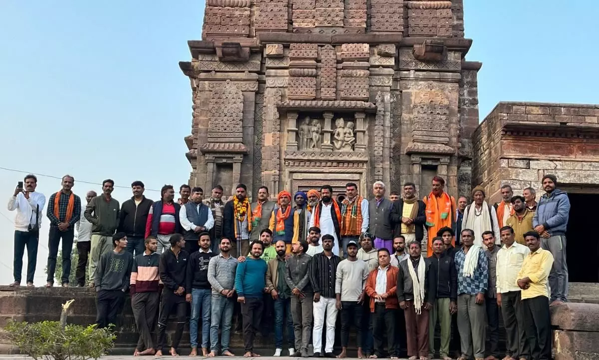 नवनिर्वाचित मंडल अध्यक्ष सलेहा ने भगवान चौमुख नाथ के दर्शन कर लिया आशीर्वाद नवनिर्वाचित मंडल अध्यक्ष सलेहा ने भगवान चौमुख नाथ के दर्शन कर लिया आशीर्वाद