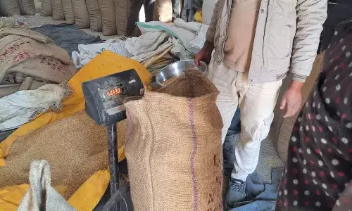 किसान से हर बोरी में ले रहे 400 ग्राम ज्यादा धान