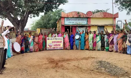 शराब विक्रेताओं के खिलाफ महिलाओं ने किया बाजा बजाओ आंदोलन