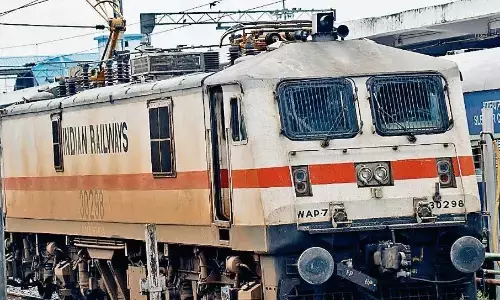 दो बार कोच सिक होने के कारण डेढ़ घंटे देरी से रवाना हुई गोंडवाना एक्सप्रेस दो बार कोच सिक होने के कारण डेढ़ घंटे देरी से रवाना हुई गोंडवाना एक्सप्रेस