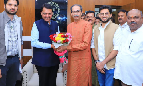 सीएम देवेंद्र फडणवीस से मिले उद्धव ठाकरे, निकाले जा रहे सियासी मायने