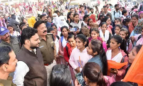 प्रशासनिक अधिकारी और पुलिस के पहुंचने के बाद यातायात हुआ बहाल