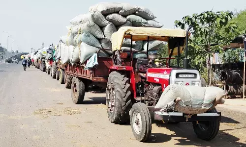 कड़ाके की ठंड में किसानों को धान खरीदी के लिए दो-दो दिन करना पड़ रहा इंतजार