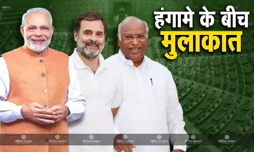 सदन में बाहर हंगामा, पीएम ने राहुल गांधी और खरगे से की मुलाकात, क्या हुई बात? सदन में बाहर हंगामा, पीएम ने राहुल गांधी और खरगे से की मुलाकात, क्या हुई बात?